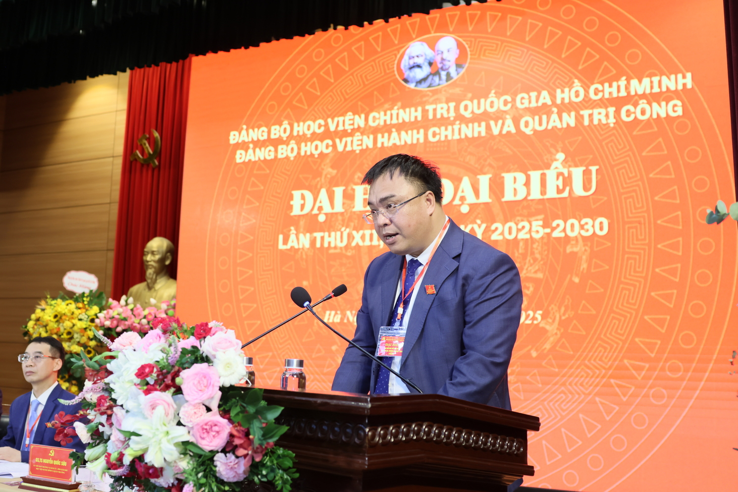 Đồng chí GS.TS. Nguyễn Quốc Sửu, Trưởng ban Thẩm tra tư cách đại biểu Báo cáo tổng hợp góp ý tình hình đảng viên tham dự Đại hội