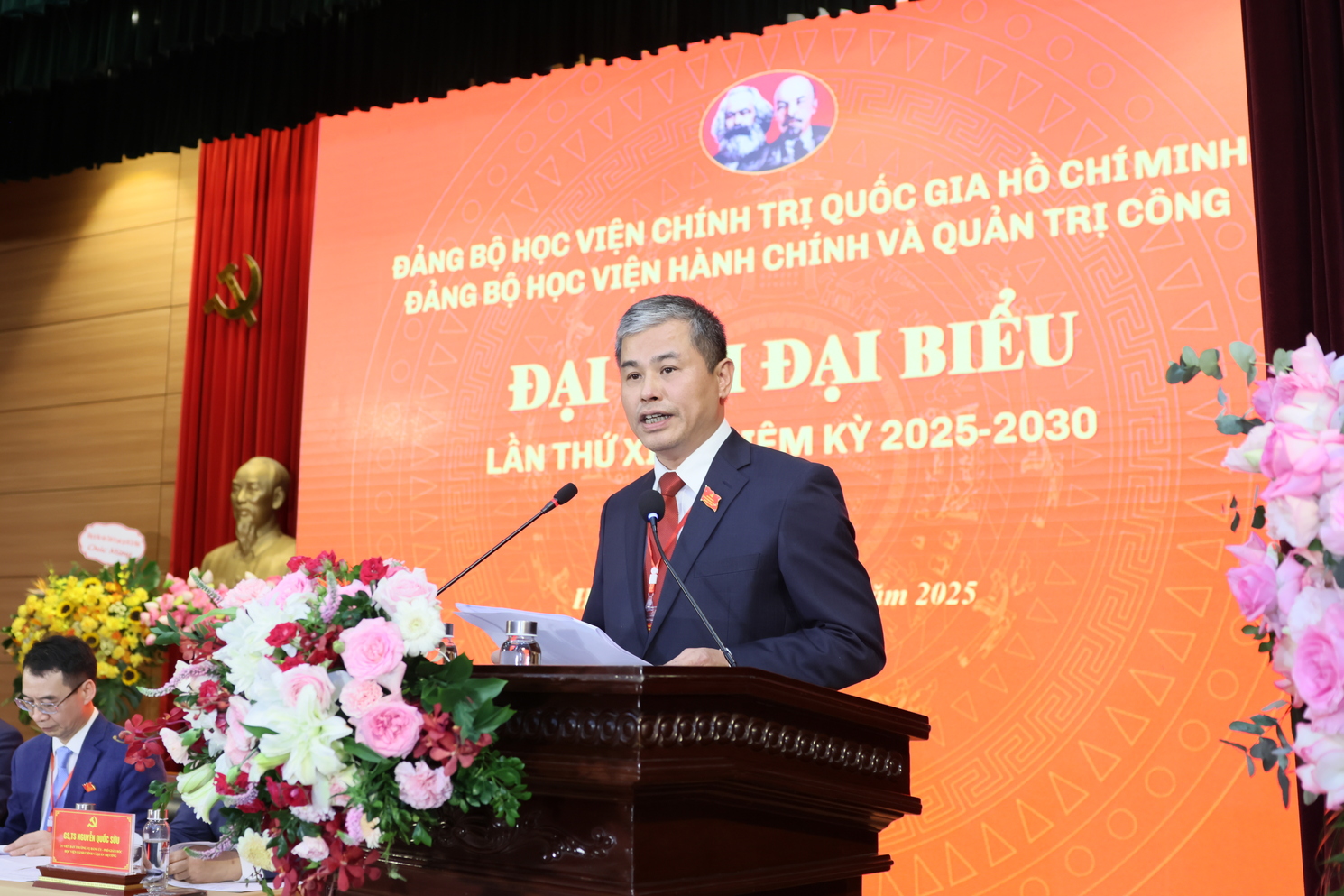 Đồng chí Bùi Phương Đình, thay mặt Đoàn Chủ tịch trình bày Báo cáo tổng hợp ý kiến đóng góp vào vào Dự thảo các Văn kiện trình Đại hội XIV của Đảng