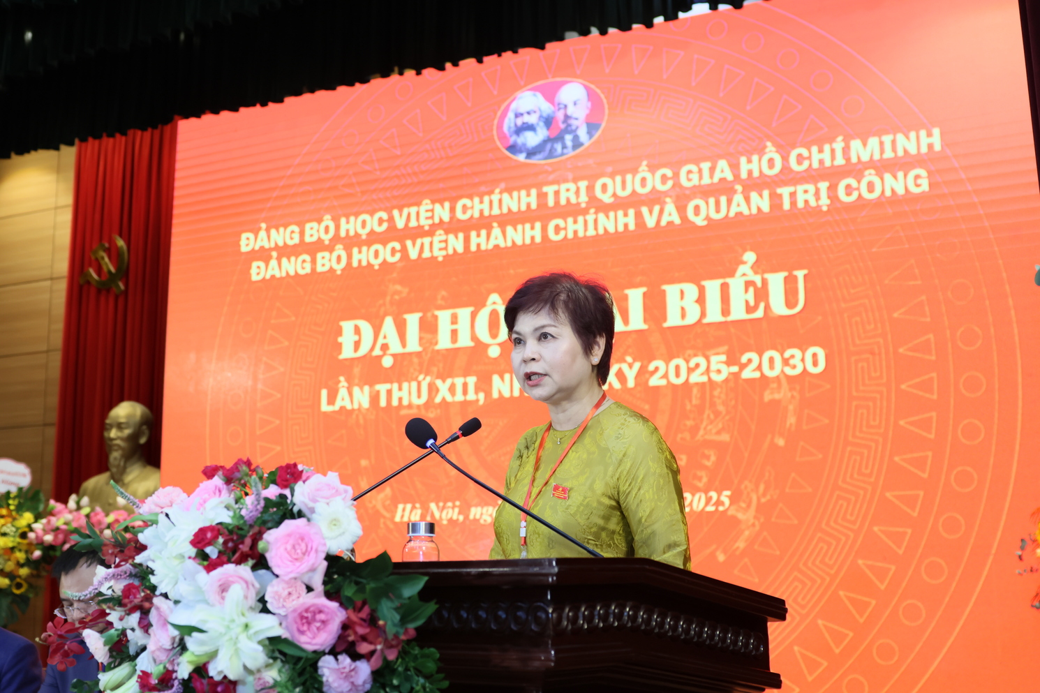 Đồng chí Lê Thanh Huyền, Chi bộ Ban Quản lý đào tạo trình bày tham luận về chủ đề: Đảng bộ Học viện Hành Chính và Quản trị công lãnh đạo công tác đào tạo