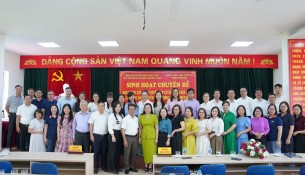 Chụp ảnh lưu niệm buổi sinh hoạt chuyên đề
