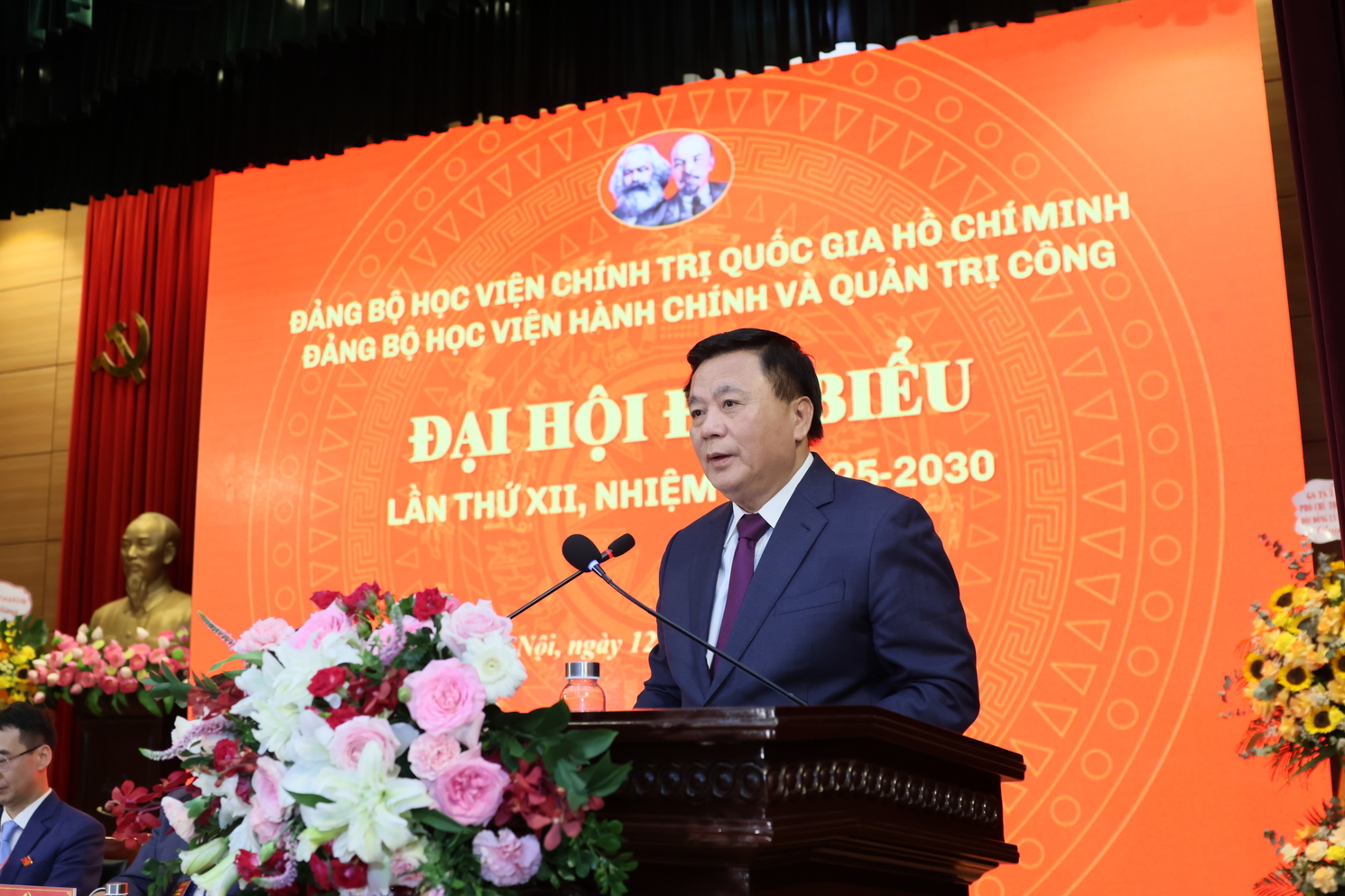 Đồng chí Nguyễn Xuân Thắng, Ủy viên Bộ Chính trị, Bí thư Đảng ủy, Giám đốc Học viện Chính trị quốc gia Hồ Chí Minh, Chủ tịch Hội đồng Lý luận Trung ương phát biểu chỉ đạo Đại hội