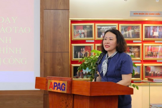 PGS. TS. Trần Thị Diệu Oanh, Trưởng Khoa Luật, Học viện Hành chính và Quản trị công trình bày tham luận