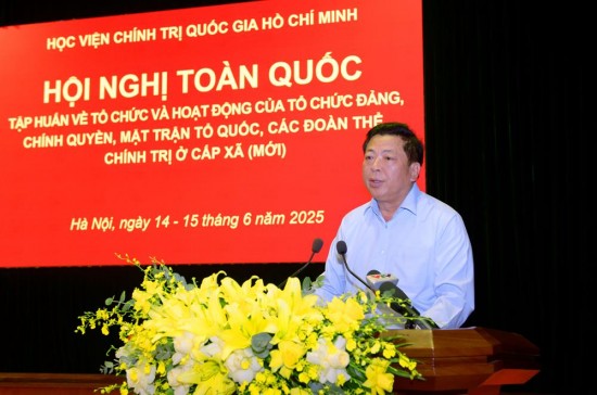 Đồng chí Trần Hồng Minh, Ủy viên Trung ương Đảng, Bộ trưởng Bộ Xây dựng giới thiệu chuyên đề "Báo cáo các nội dung cơ bản về thực hiện phân cấp, phân quyền, phân định thẩm quyền về lĩnh vực Xây dựng khi thực hiện chính quyền địa phương 2 cấp"