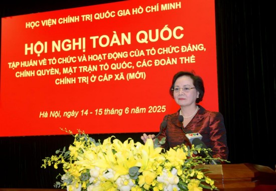 Đồng chí Phạm Thị Thanh Trà, Ủy viên Trung ương Đảng, Bộ trưởng Bộ Nội vụ, Phó trưởng ban chỉ đạo của Chính phủ về sắp sếp đơn vị hành chính các cấp và tổ chức chính quyền địa phương 2 cấp giới thiệu chuyên đề “Báo cáo tổng quan về chức năng, nhiệm vụ, quyền hạn của chính quyền địa phương 2 cấp; những vấn đề chung về phân cấp, phân quyền và phân định thẩm quyền cho chính quyền địa phương 2 cấp”.
