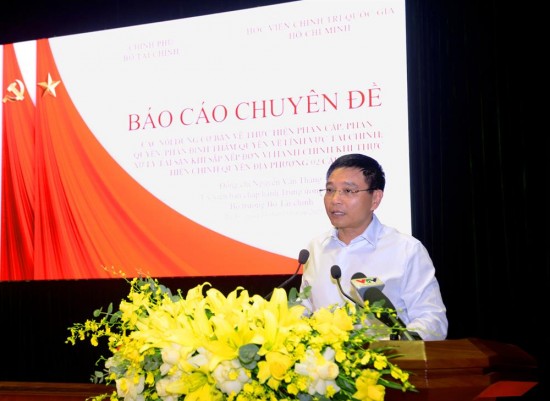 Đồng chí Nguyễn Văn Thắng, Ủy viên Trung ương Đảng, Bộ trưởng Bộ Tài chính giới thiệu chuyên đề “Báo cáo các nội dung cơ bản về thực hiện phân cấp, phân quyền, phân định thẩm quyền về lĩnh vực tài chính khi thực hiện chính quyền địa phương 2 cấp”