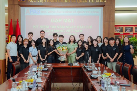 Ths. Nguyễn Thị Phong Lan, quyền Chánh văn phòng tặng hoa Viên chức Cổng thông tin học viện và Câu lạc bộ APAG Media