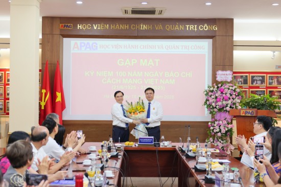 PGS. TS. Dương Trung Ý trao kỷ niệm chương cho GS. TS Nguyễn Quốc Sửu