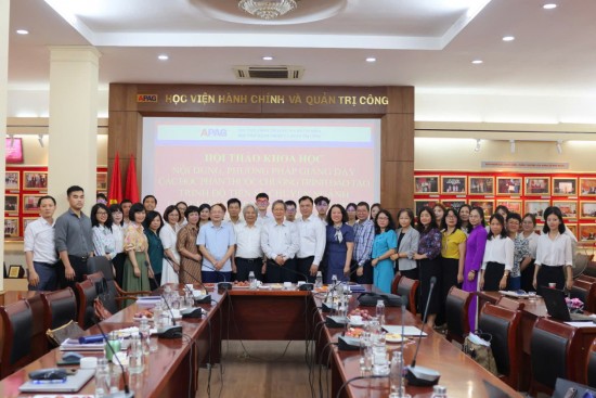Các đại biểu chụp hình lưu niệm