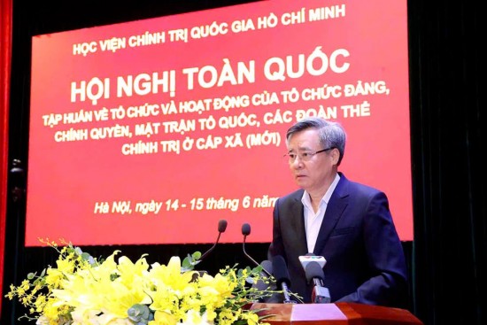Đồng chí Nguyễn Quang Dương, Ủy viên Trung ương Đảng, Phó Trưởng Ban Tổ chức Trung ương giới thiệu chuyên đề “Công tác tổ chức xây dựng Đảng, tổ chức cơ sở đảng, bộ máy và hoạt động cấp ủy cấp xã (mới)”.