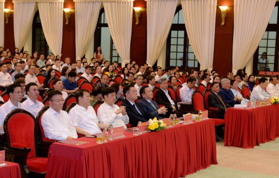 Các đồng chí Lãnh đạo Đảng, Nhà nước, các đại biểu tham dự hội nghị.