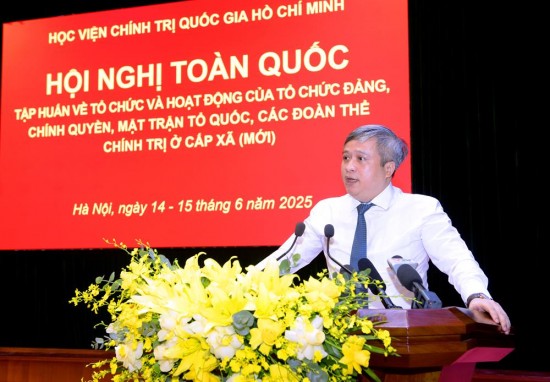 Đồng chí Trần Tiến Hưng, Ủy viên Trung ương Đảng, Phó Chủ nhiệm Ủy ban Kiểm tra Trung ương giới thiệu chuyên đề “Những điểm mới trong công tác kiểm tra, giám sát của Đảng và chức năng nhiệm vụ, cơ cấu tổ chức ủy ban kiểm tra cấp xã (mới)”