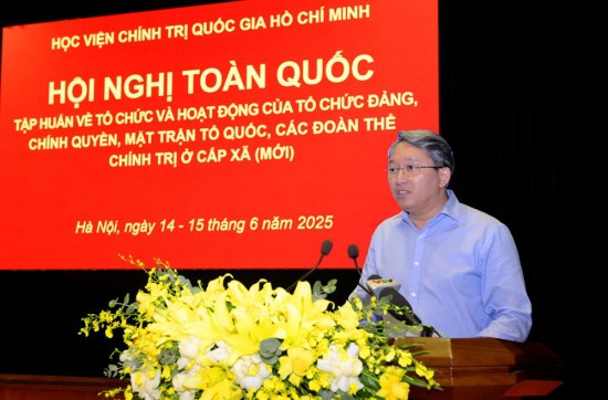 Đồng chí Nguyễn Hải Ninh, Ủy viên Trung ương Đảng, Bộ trưởng Bộ Tư pháp giới thiệu chuyên đề “Báo cáo các nội dung cơ bản về thực hiện phân cấp, phân quyền, phân định thẩm quyền về lĩnh vực tư pháp khi thực hiện chính quyền địa phương 2 cấp”