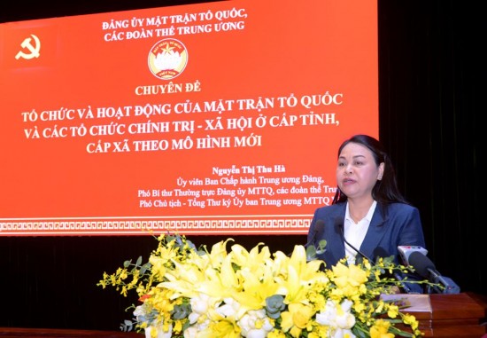 Đồng chí Nguyễn Thị Thu Hà, Ủy viên Trung ương Đảng, Phó Bí thư thường trực Đảng ủy Mặt trận Tổ quốc giới thiệu chuyên đề “Tổ chức và hoạt động của Mặt trận Tổ quốc và các đoàn thể chính trị ở cấp xã (mới)”