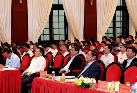 Các đồng chí Lãnh đạo Đảng, Nhà nước, các đại biểu tham dự hội nghị.