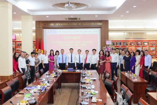 Các đại biểu chụp ảnh lưu niệm