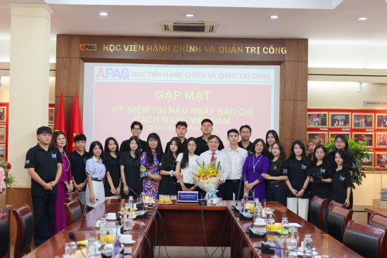 TS Nguyễn Quang Vinh, Tổng biên tập Tạp chí Quản lý Nhà nước chụp ảnh kỷ niệm cùng Câu lạc bộ APAG media