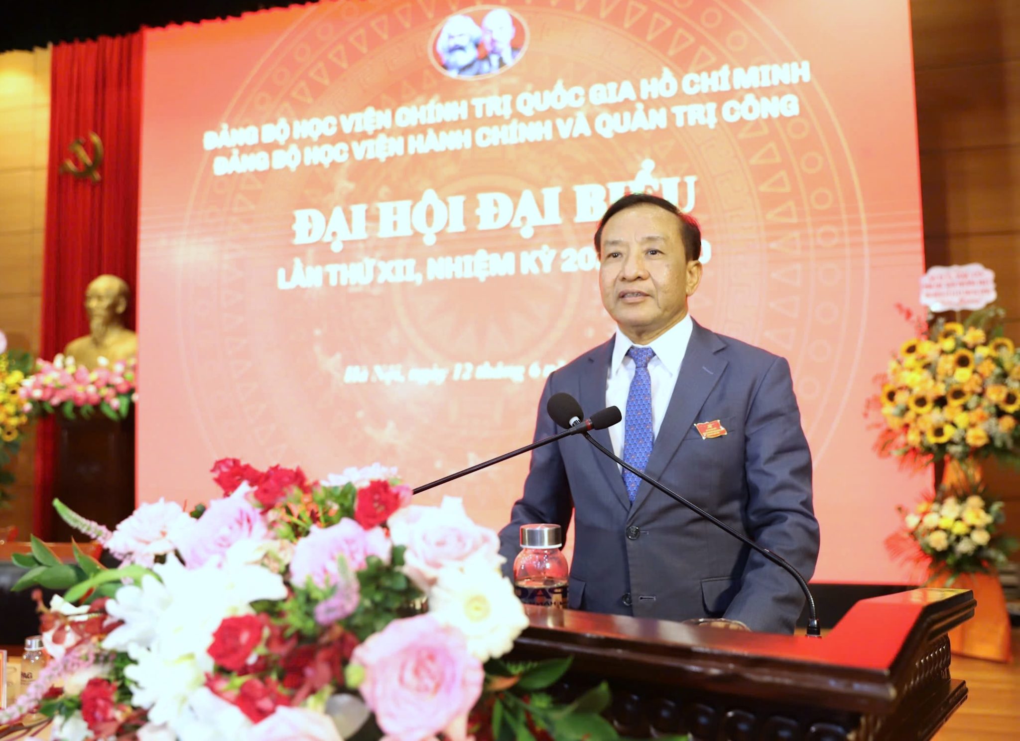 Đồng chí Nguyễn Đăng Quế trình bày Báo cáo tổng hợp góp ý Dự thảo Văn kiện trình Đại hội Đảng bộ Học viện Chính trị quốc gia Hồ Chí Minh lần thứ XV, nhiệm kỳ 2025 – 2030