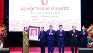 Đồng chí Võ Thị Ánh Xuân trao tặng bức tranh Chủ tịch Hồ Chí Minh cho tập thể lãnh đạo, cán bộ, giảng viên Học viện