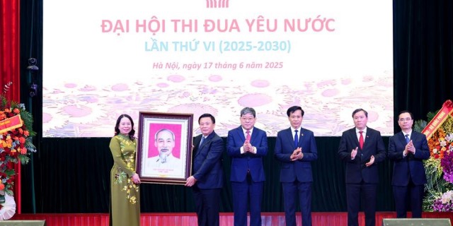 Đồng chí Võ Thị Ánh Xuân trao tặng bức tranh Chủ tịch Hồ Chí Minh cho tập thể lãnh đạo, cán bộ, giảng viên Học viện
