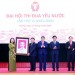 Đồng chí Võ Thị Ánh Xuân trao tặng bức tranh Chủ tịch Hồ Chí Minh cho tập thể lãnh đạo, cán bộ, giảng viên Học viện