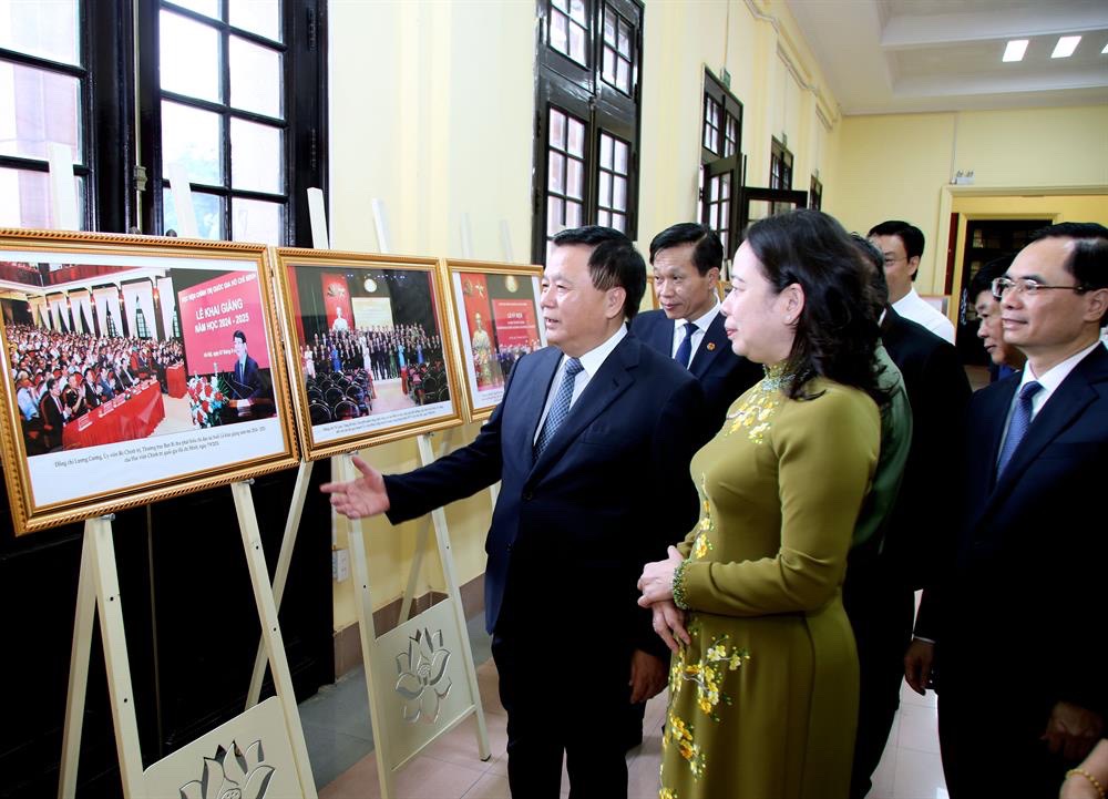 GS,TS Nguyễn Xuân Thắng, Ủy viên Bộ Chính trị, Giám đốc Học viện, Chủ tịch Hội đồng Lý luận Trung ương và Phó Chủ tịch nước Võ Thị Ánh Xuân, cùng các đại biểu thăm không gian triển lãm sách, ảnh