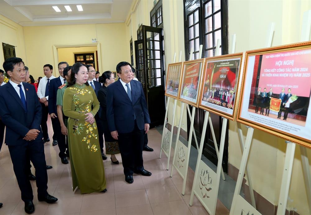 GS,TS Nguyễn Xuân Thắng, Ủy viên Bộ Chính trị, Giám đốc Học viện, Chủ tịch Hội đồng Lý luận Trung ương và Phó Chủ tịch nước Võ Thị Ánh Xuân, cùng các đại biểu thăm không gian triển lãm sách, ảnh
