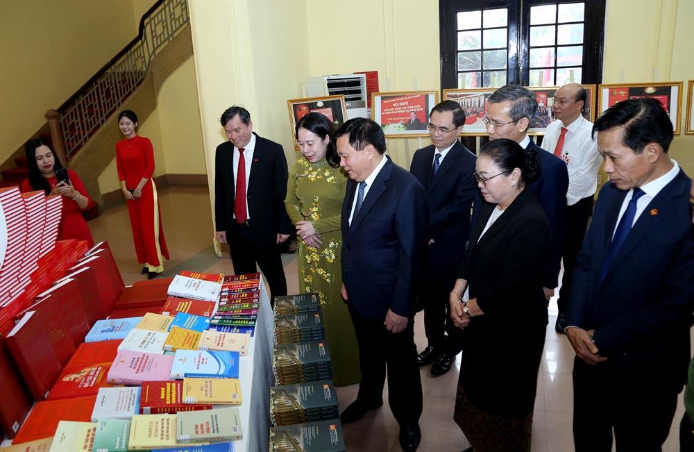 GS,TS Nguyễn Xuân Thắng, Ủy viên Bộ Chính trị, Giám đốc Học viện, Chủ tịch Hội đồng Lý luận Trung ương và Phó Chủ tịch nước Võ Thị Ánh Xuân, cùng các đại biểu thăm không gian triển lãm sách, ảnh