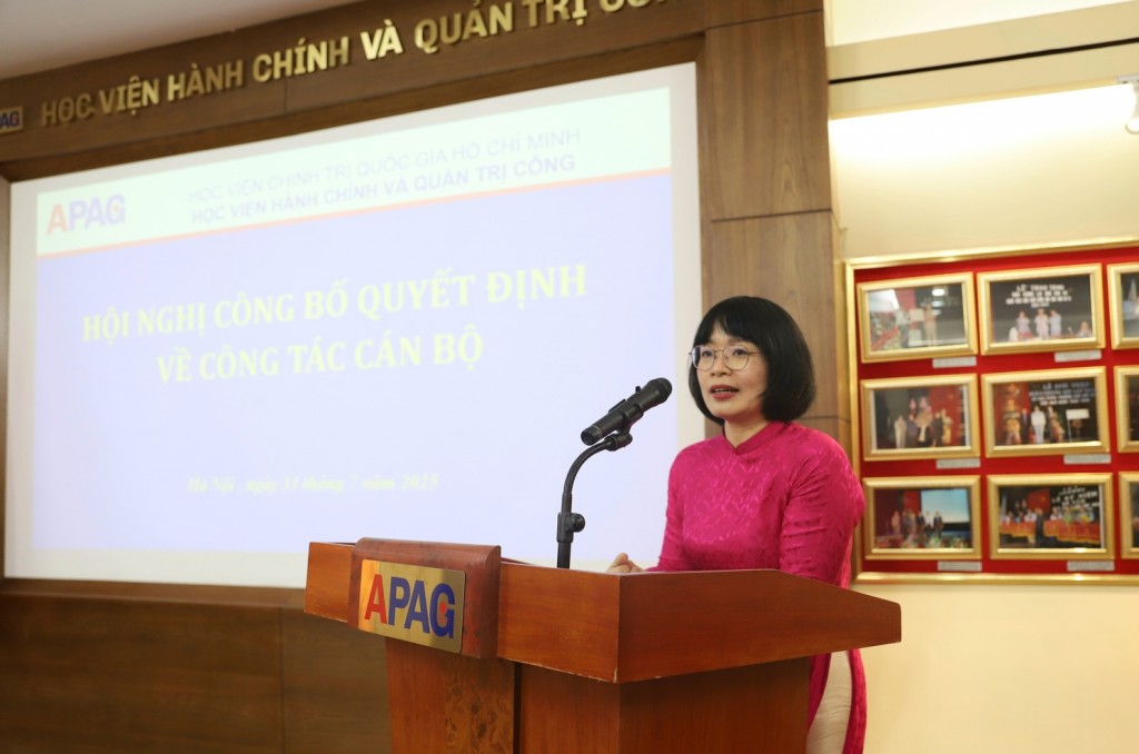 TS. Bùi Thị Thanh Thuý, Trưởng bộ môn Hành chính - Thanh tra, khoa Nhà nước và Pháp luật phát biểu nhận nhiệm vụ.