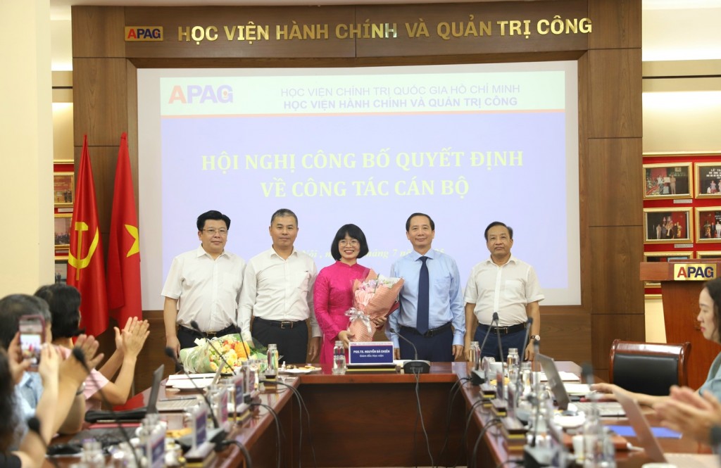 Ban Giám đốc Học viện Hành chính và Quản trị công trao quyết định, tặng hoa chúc mừng đồng chí Bùi Thị Thanh Thuý