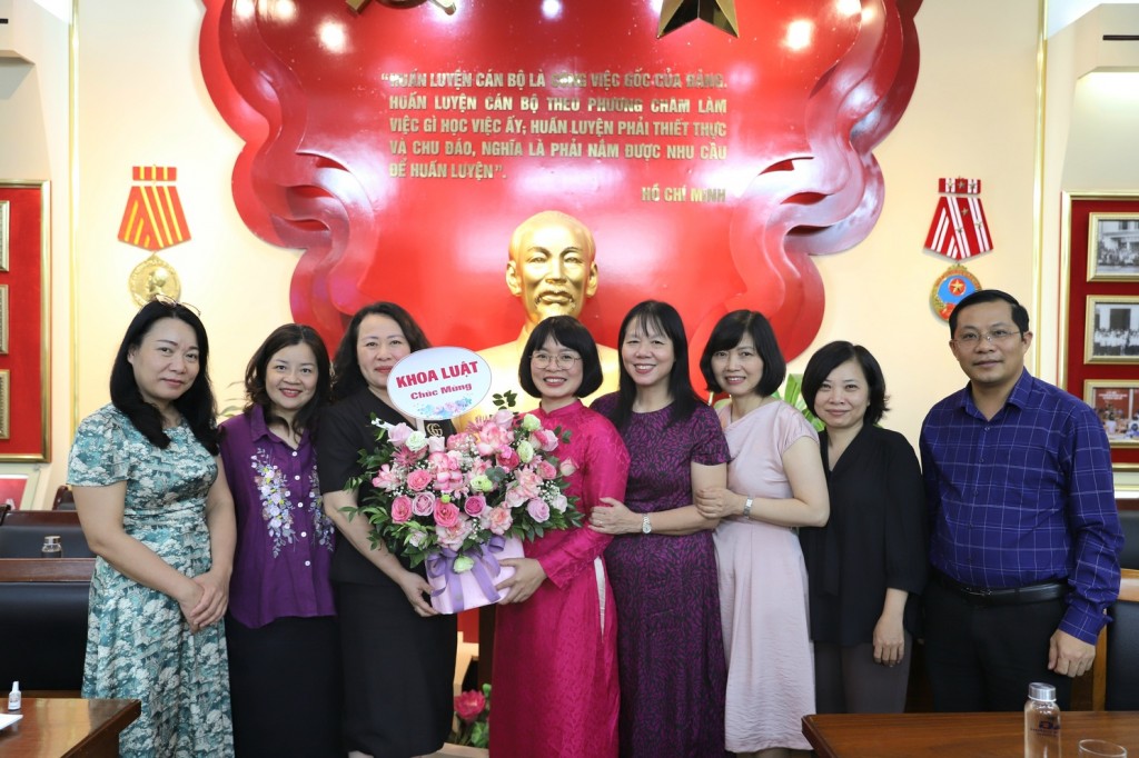 Đồng nghiệp tặng hoa chúc mừng đồng chí Bùi Thị Thanh Thuý