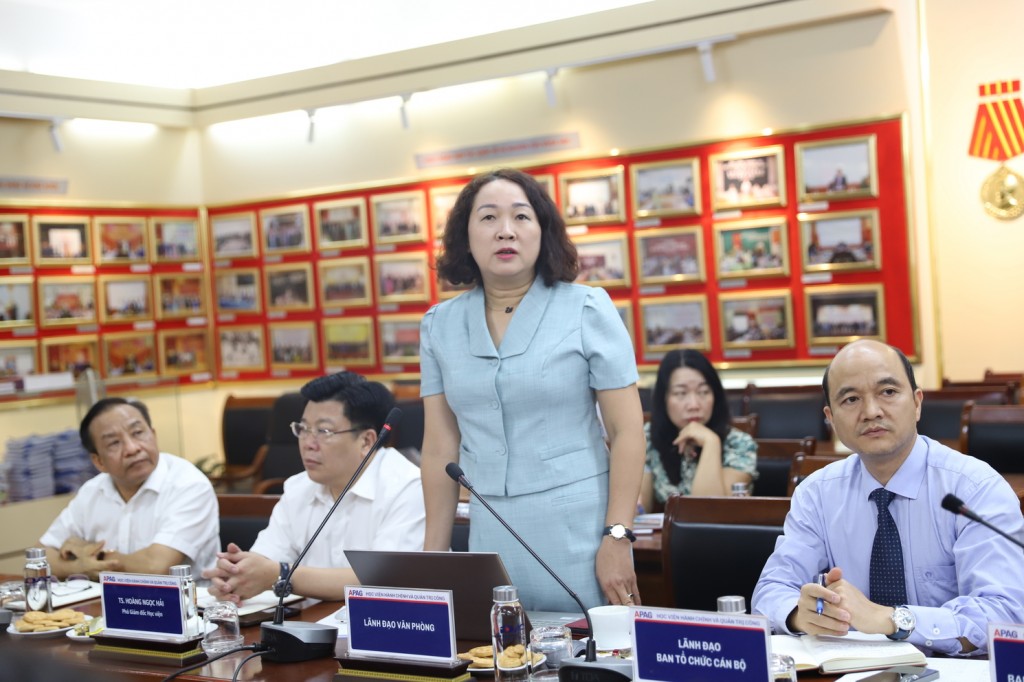 ThS. Nguyễn Thị Phong Lan, Quyền Chánh Văn phòng Học viện báo cáo khái quát kết quả công tác tháng 7 năm 2025.
