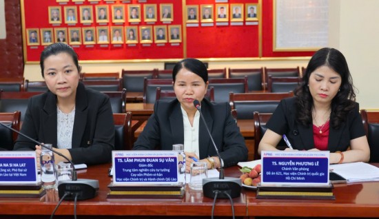 TS. Lăm Phun Đuan Sụ Văn, Giám đốc Trung tâm Nghiên cứu Tư tưởng Cay-xỏn Phôm-vi-hản phát biểu tại buổi làm việc