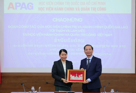 TS. Lăm Phun Đuan Sụ Văn, Giám đốc Trung tâm Nghiên cứu Tư tưởng Cay-xỏn Phôm-vi-hản tặng quà lưu niệm
