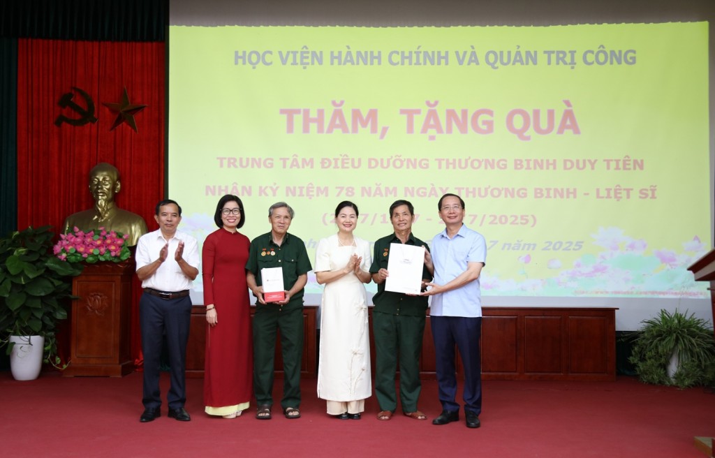 Đoàn trao quà, thăm hỏi các thương binh, bệnh binh tại Trung tâm.
