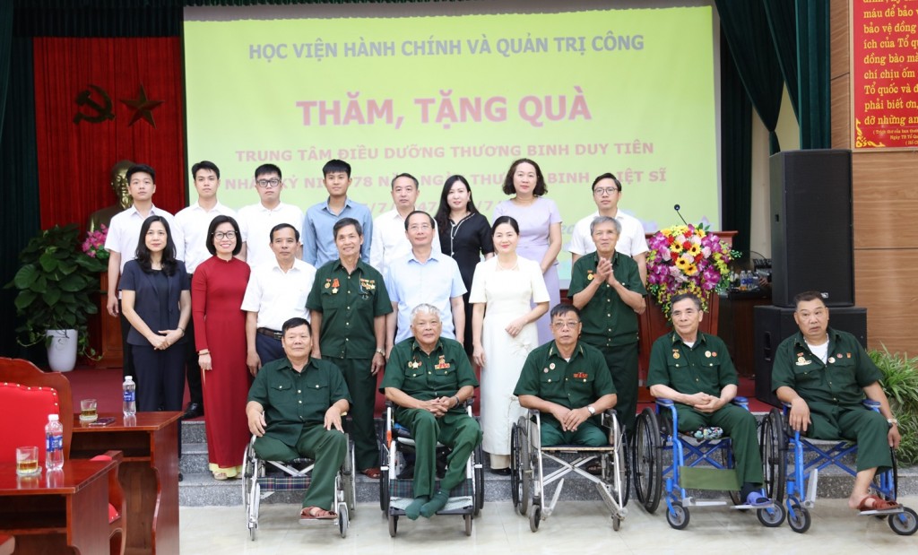 Đại biểu chụp ảnh lưu niệm.