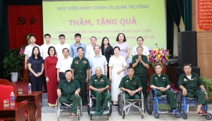 Đại biểu chụp ảnh lưu niệm.