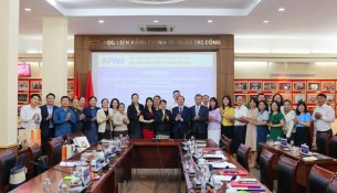 Các đại biểu chụp ảnh lưu niệm