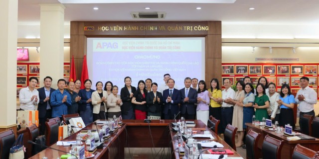 Các đại biểu chụp ảnh lưu niệm