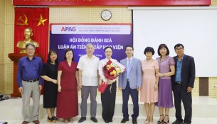 Hội đồng tặng hoa chúc mừng NCS Đào Bích Hạnh