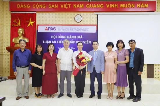 Hội đồng tặng hoa chúc mừng NCS Đào Bích Hạnh