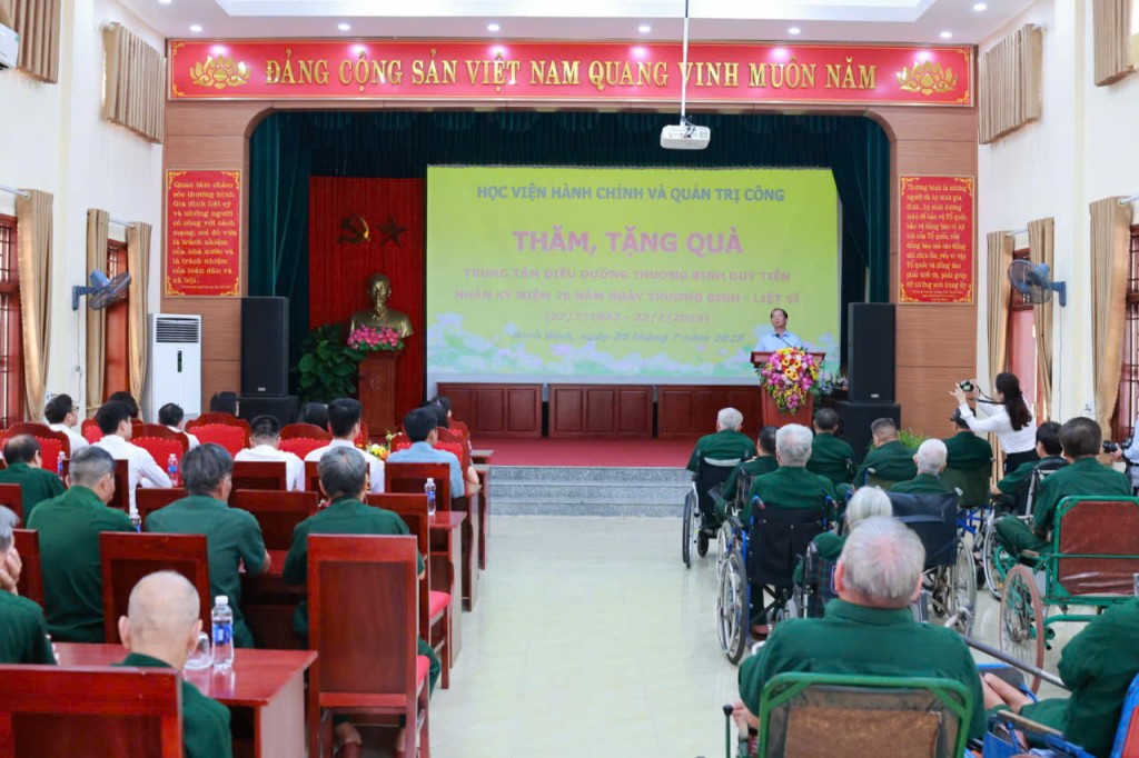 Toàn cảnh lễ tri ân.